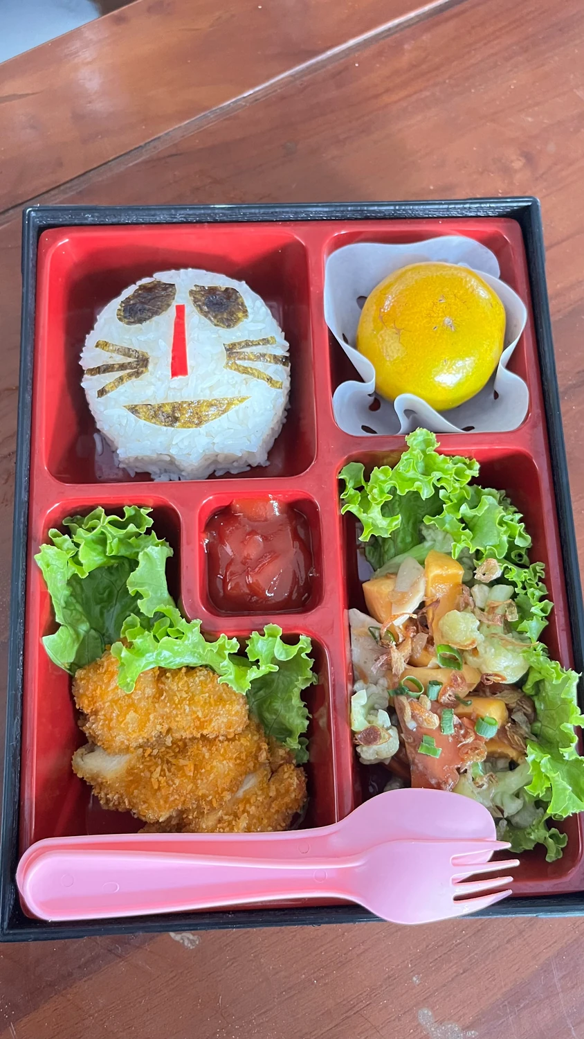 Contoh menu bento dari pemilik dengan nasi berkarakter, lauk, sayur, dan pelengkap dalam kotak
